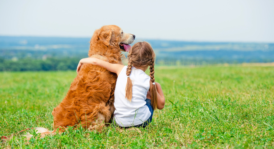 kleines Mädchen mit Hund